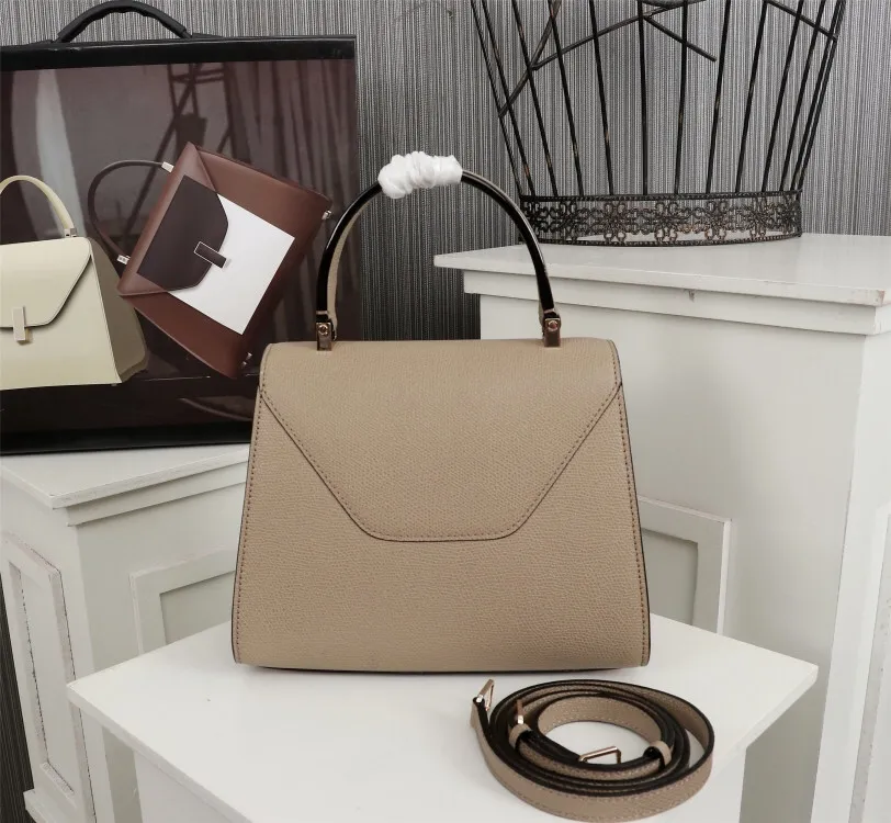 In stock👉Original small size khaki👉Valextra Valextra Iside, known as Italian Hermès, is one of the most representative designs of Valextra. There is no obvious logo, but the simple collective line design is very recognizable, full of architectural art, and shows a capable and intellectual style. It is made of imported palm-print lining cowhide, with up to five stitches of handwork, and the shiny oil edges test the skill of the craftsman. Small size: 22Cm